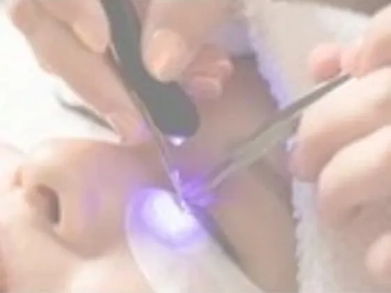LEDライトを使ったLEDエクステの施術風景